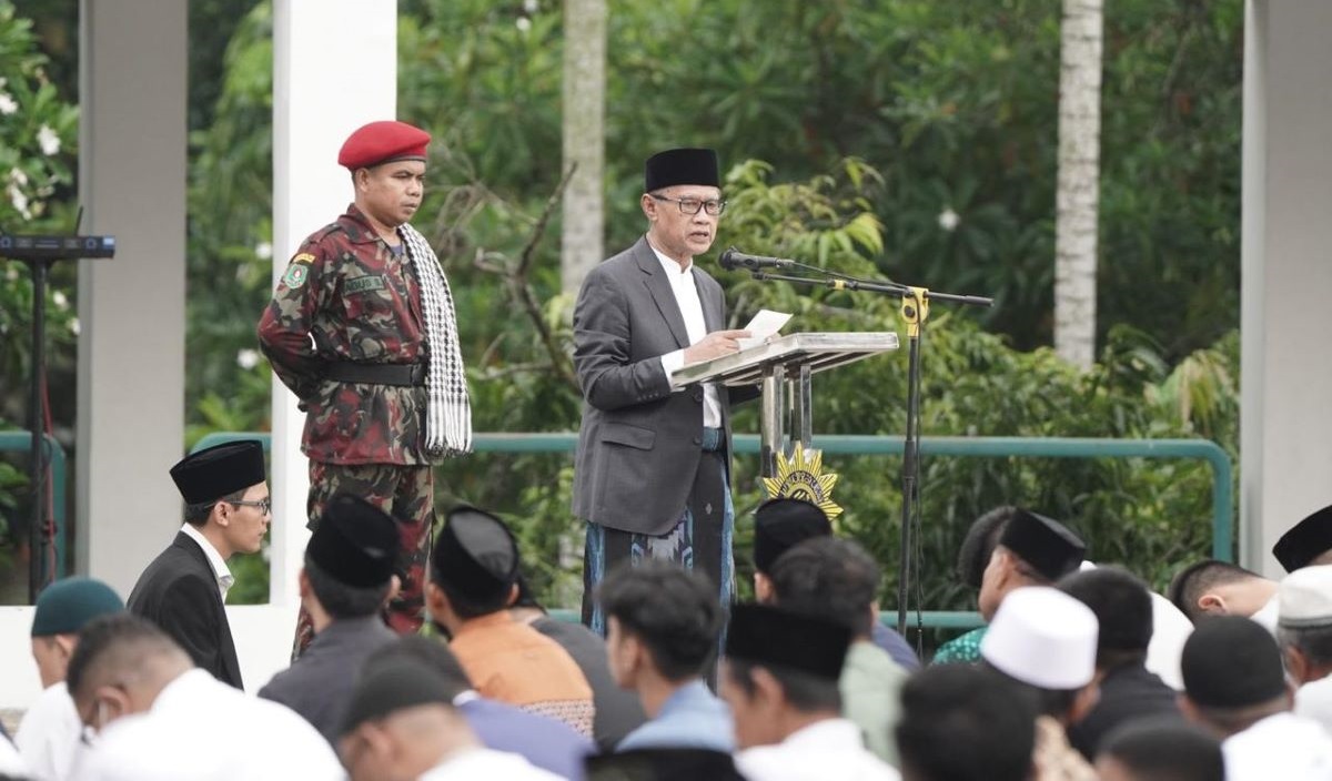 Haedar Nashir memberikan khotbah di Salat Idul Fitri di UMY.