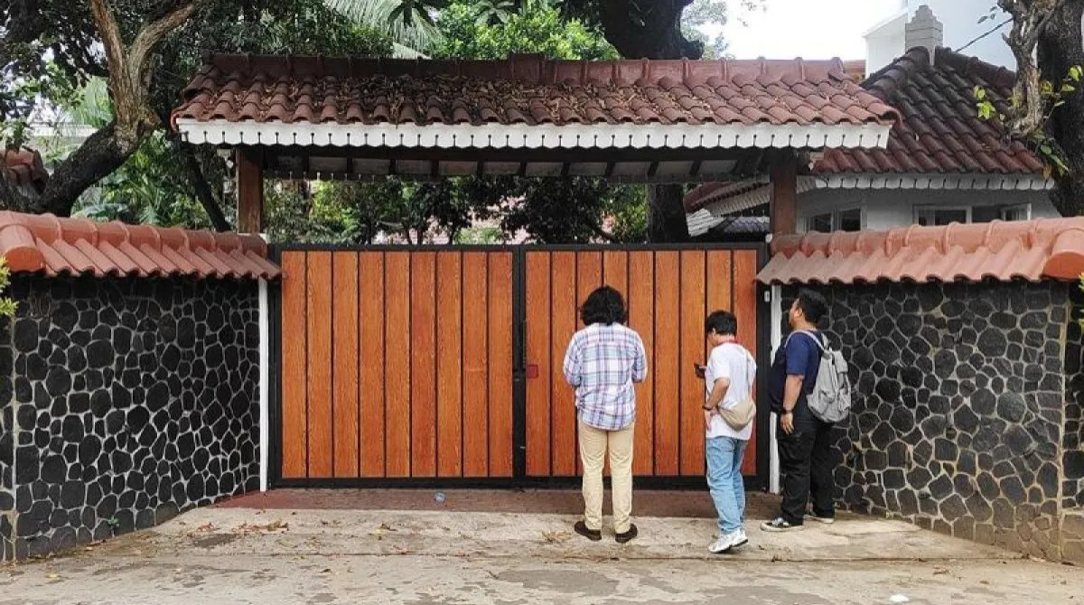 Penampakan rumah yang menjadi TKP Brigadir RA meninggal dunia di Jalan Mampang Prapatan IV RT 10/ RW 02, Tegal Parang, Mampang, Jaksel.