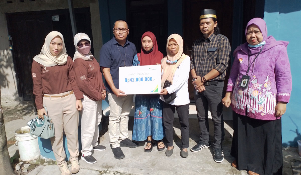 Ilustrasi: BPJS Ketenagakerjaan Klaten saat menyerahkan santunan kematian Rp42 Juta pada ahli waris anggota Linmas Pemilu 2024 