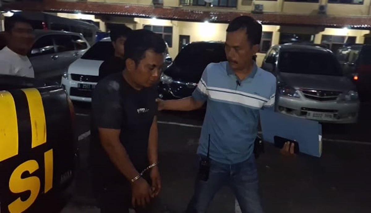 Agung, pelaku pencurian motor digelandang masuk ruang pemeriksaan Mapolres Brebes. 