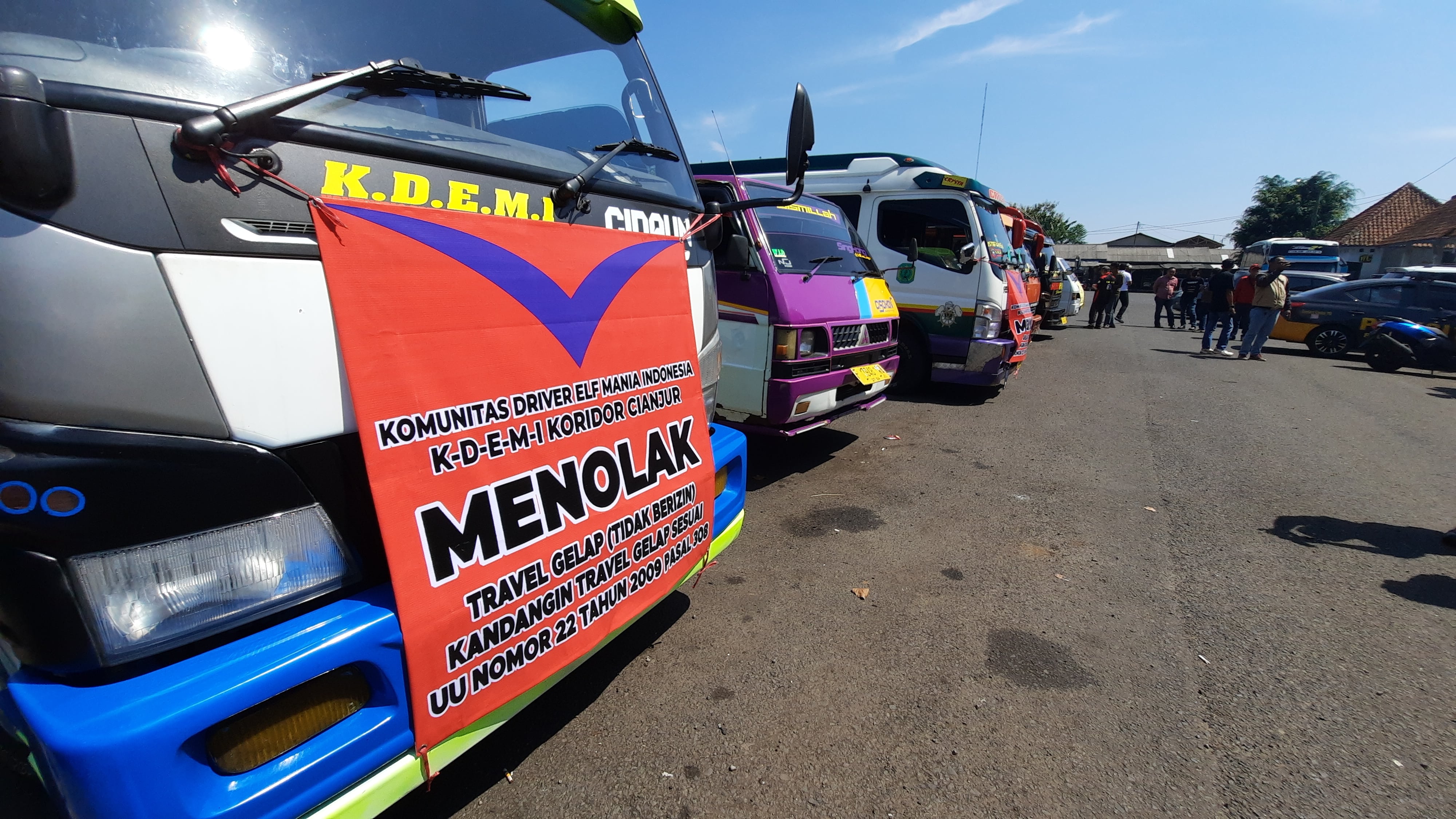 Angkutan otobus resmi protes maraknya travel gelap.