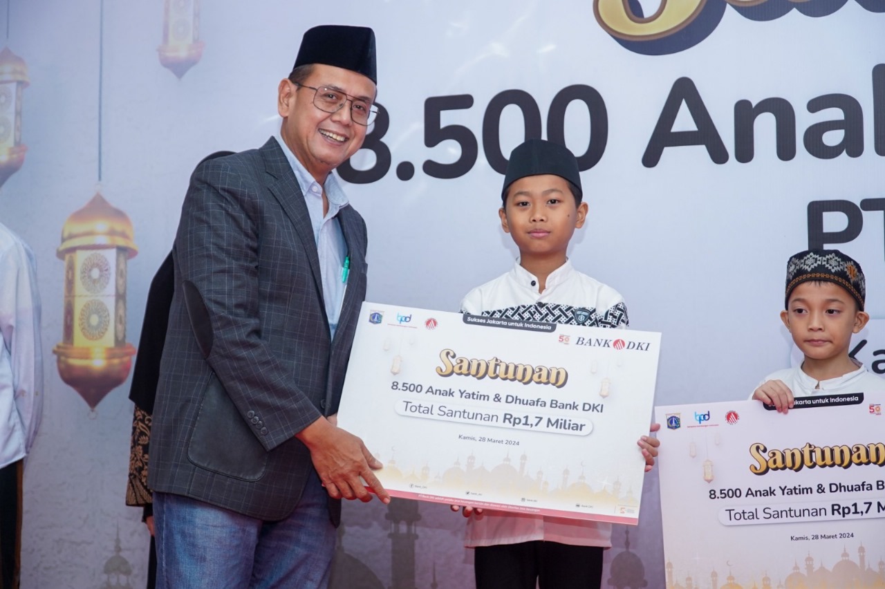 Penyerahan santunan secara simbolis kepada Yatim dan Dhuafa dari Bank DKI