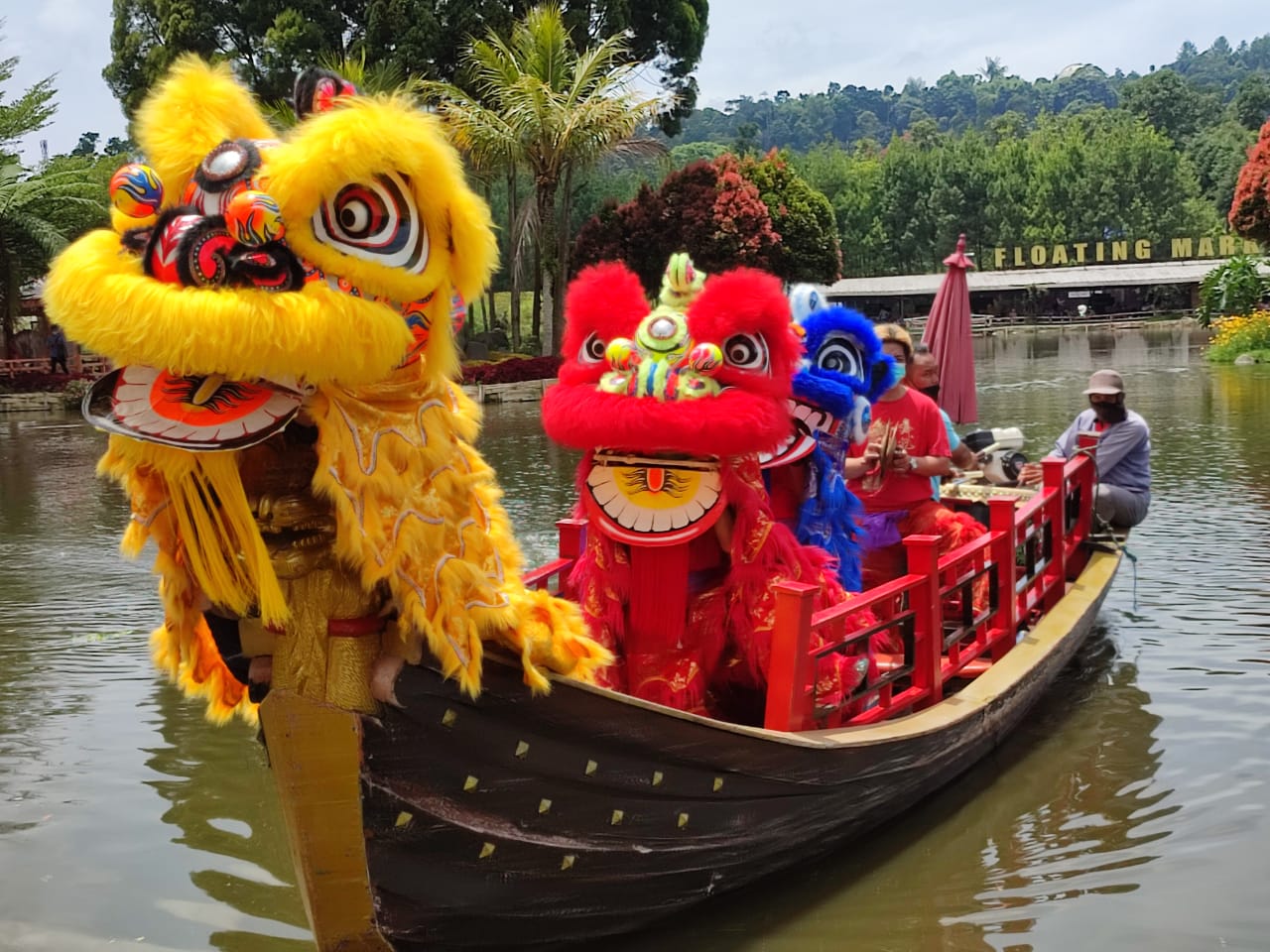 Wisatawan berlibur di Floating Market, Lembang, Bandung Barat.