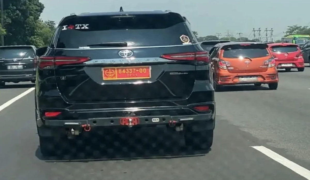 Pengemudi fortuner berpelat TNI arogan di Tol Jakarta-Cikampek
