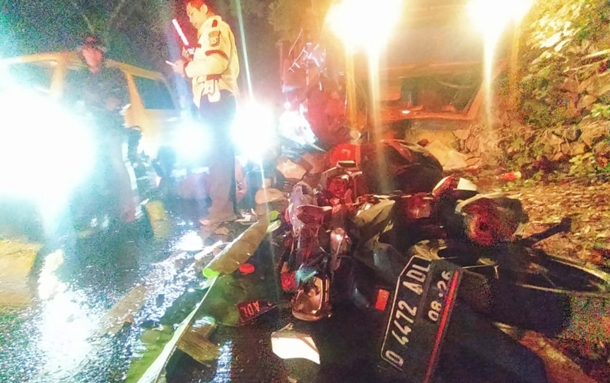 Tiga orang tewas setelah truk tangki mengangkut minyak sawit terguling dan menghantam motor di Cipata, Kabupaten Bandung, Minggu (7/4).