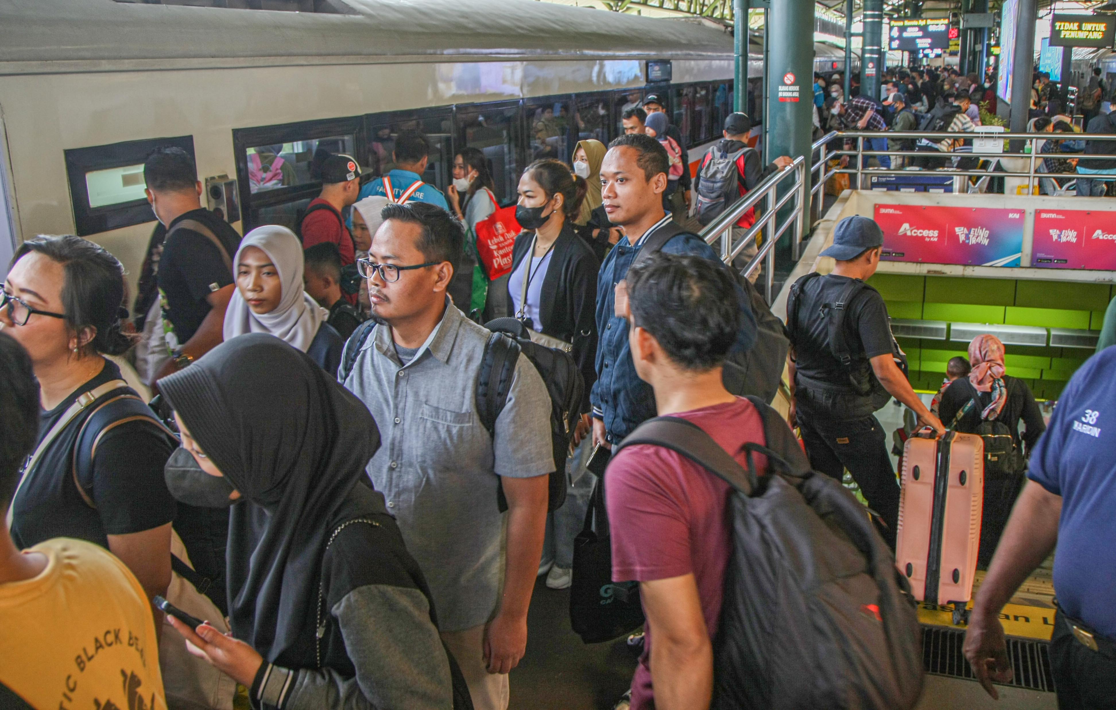 Kepadatan penumpang arus balik di Stasiun Gambir, Jakarta