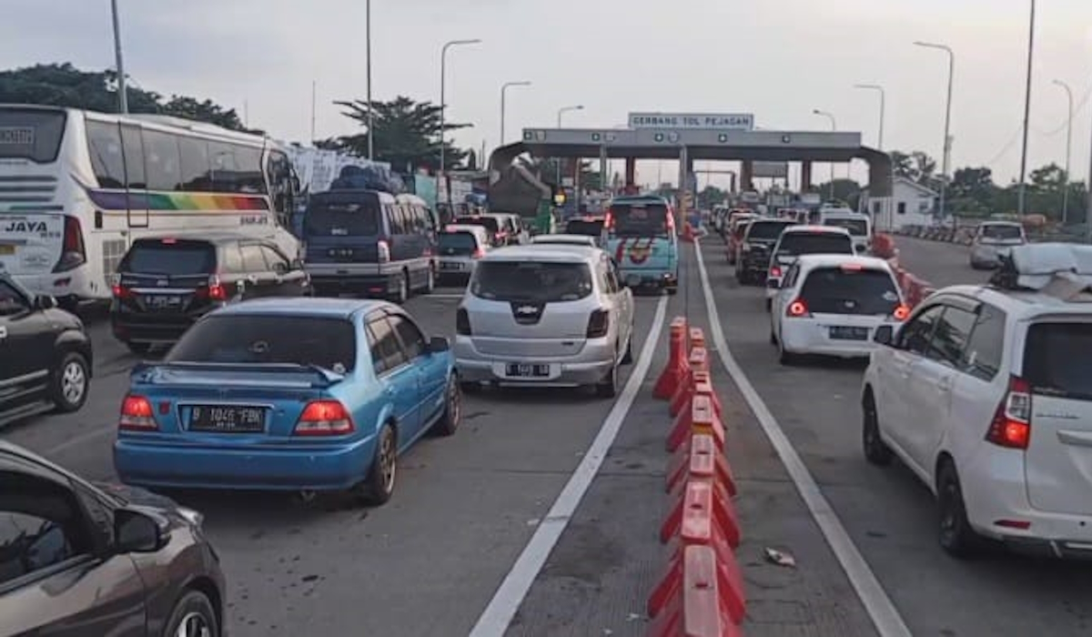Antrean kendaraan pemudik di depan Gerbang Tol/GT Pejagan. 