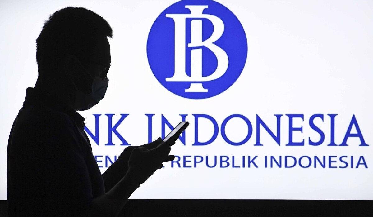 Layar memampilkan logo Bank Indonesia (BI) di Jakarta.