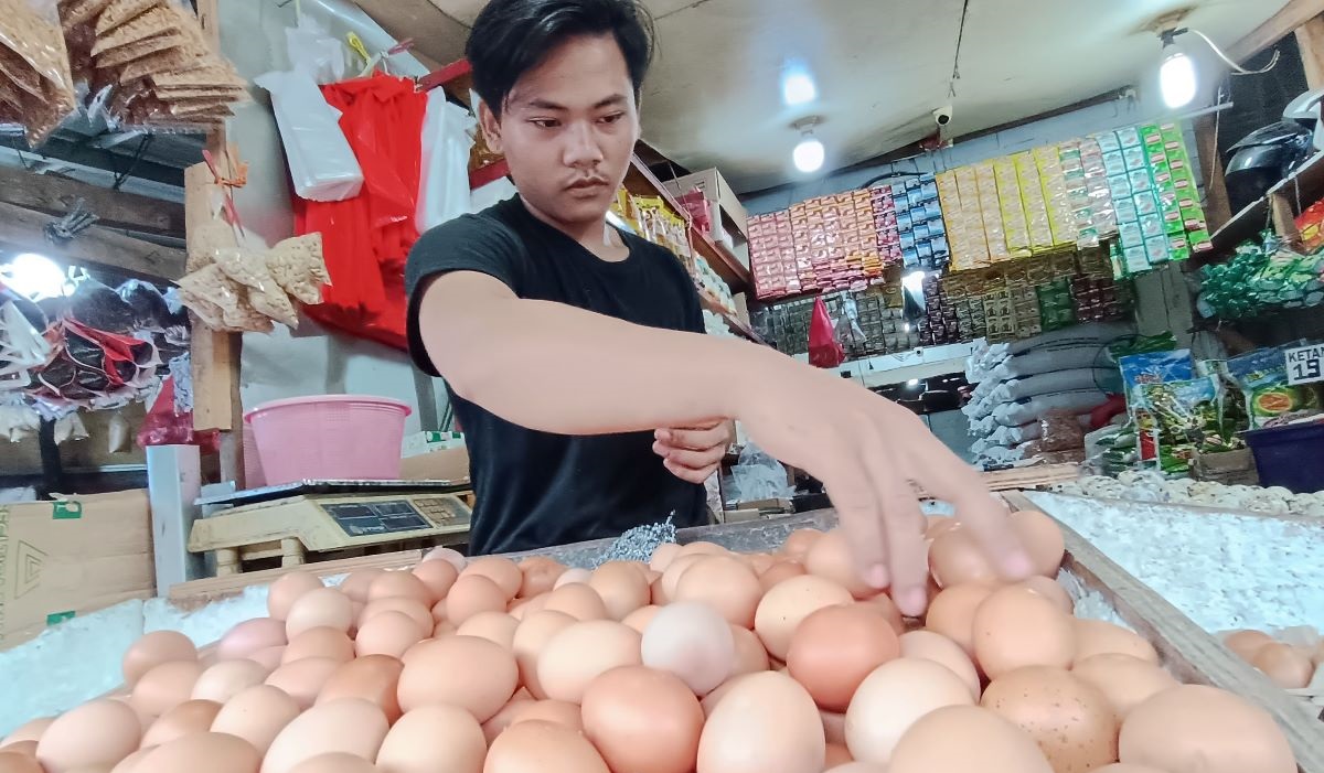 Pedagang memilah telur ayam yang akan dijual di Pasar Kemiri Muka, Depok, Jawa Barat, Rabu (21/2/2024).