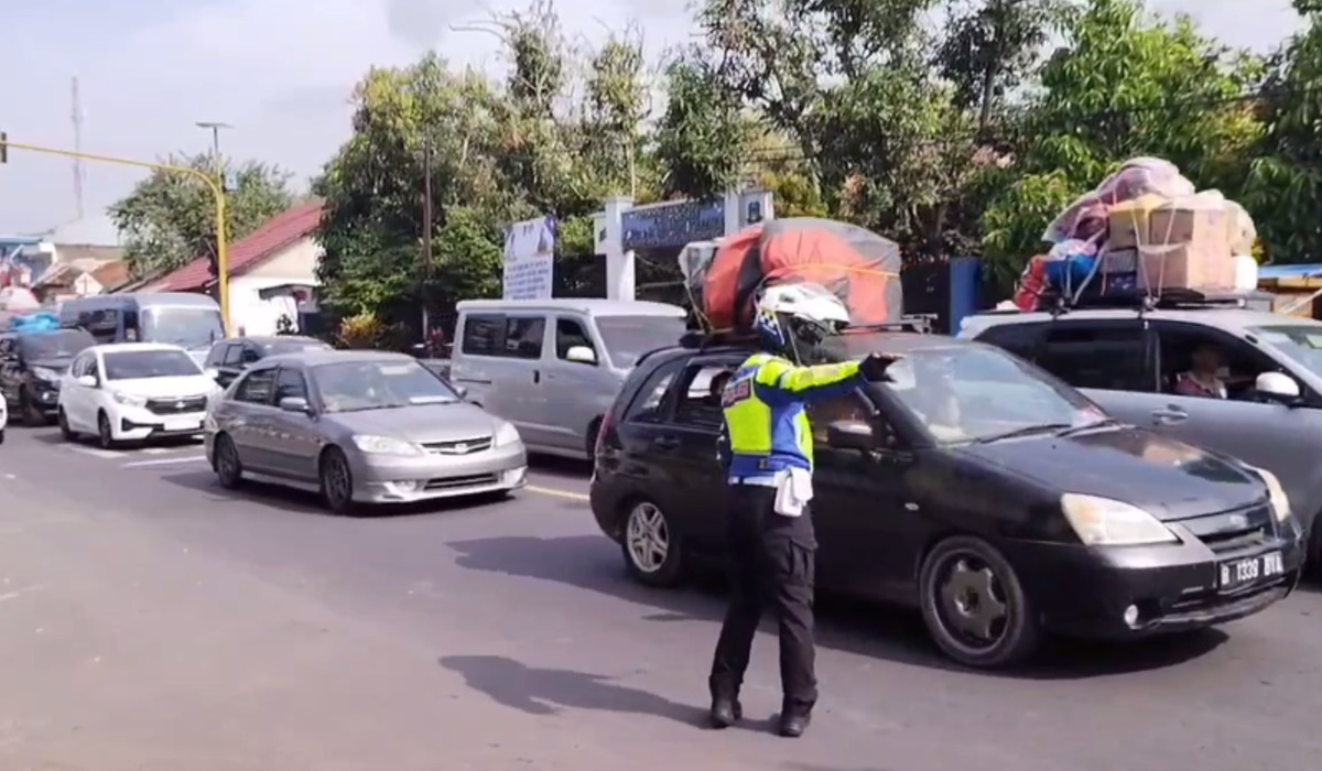 Kepadatan pemudik di jalur selatan Jawa Barat, jalan nasional Limbangan-Malangbong, Kabupaten Garut.