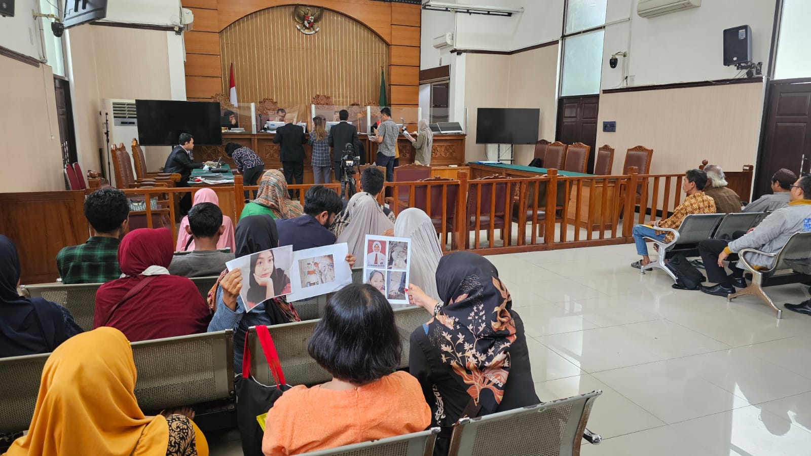 Sejumlah korban dan keluarga korban kebakaran Depo Pertamina Plumpang menghadiri sidang di PN Jakarta Selatan, Kamis (4/4).