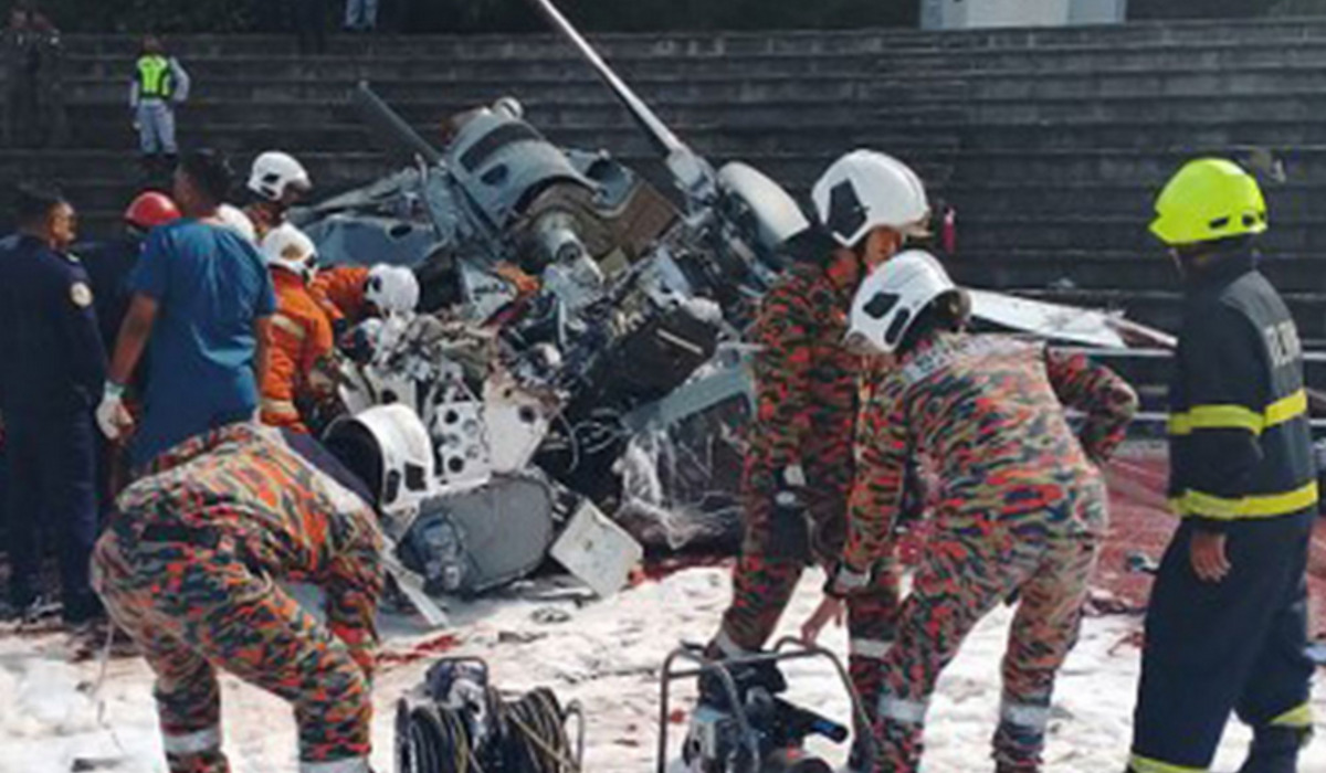 Proses evakuasi korban kecelakaan helikopter militer Malaysia.