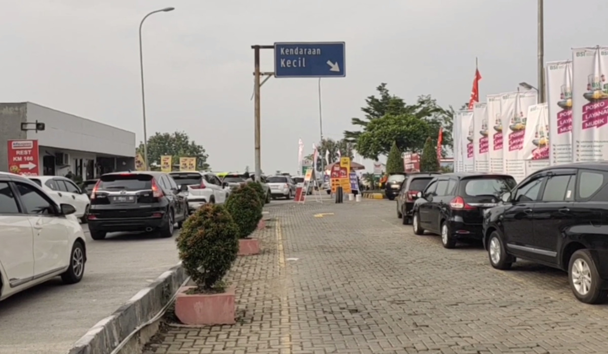 Kondisi terkini antrean kendaraan di pintu masuk rest area 166 Tol Cipali, Majalengka, Sabtu 6 April 2024 sore.