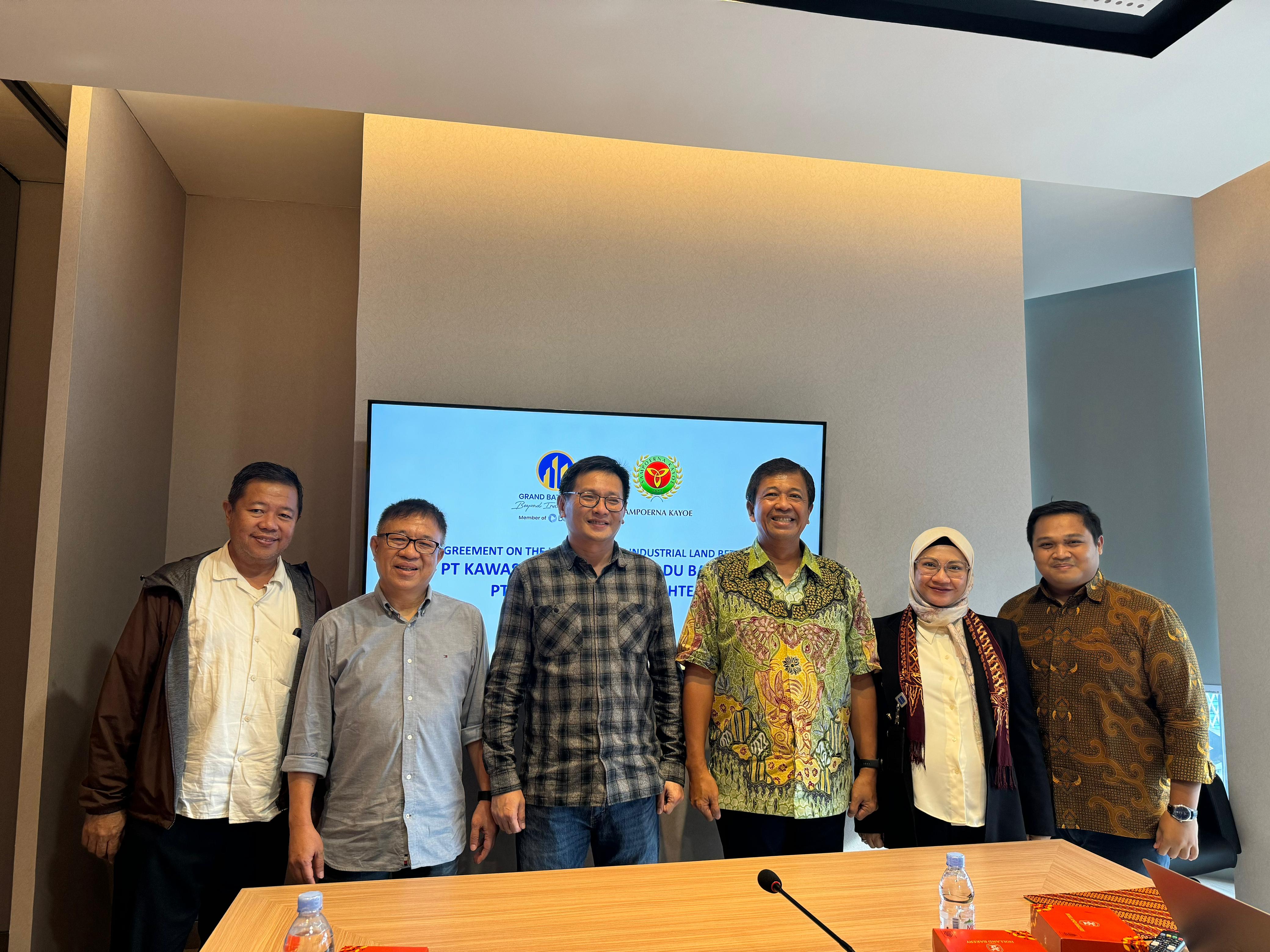 Penandatanganan MoU antara Sampoerna Kayoe dan PT Kawasan Industri Terpadu Batang (Grand Batang iCty) pada Jumat (19/4).