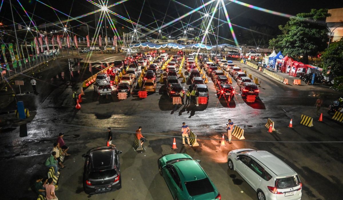 Sejumlah kendaraan calon pemudik menunggu antrean di Pelabuhan Merak, Cilegon, Banten 