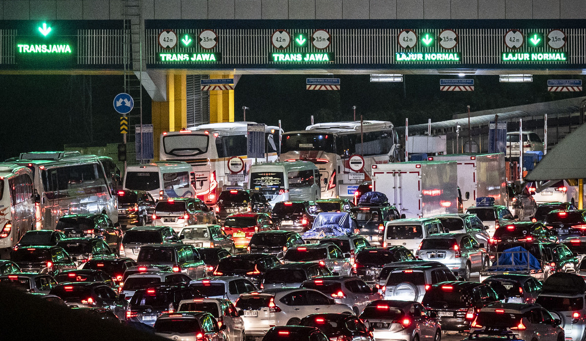 Sejumlah kendaraan pemudik antre memasuki Gerbang Tol Cikampek Utama menuju arah Tol Cipali di Karawang, Jawa Barat, Jumat 5 April 2024.