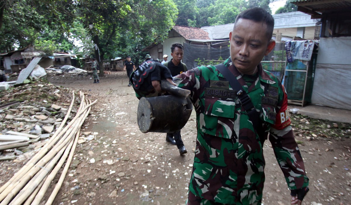 Penyisiran serpihan amunisi pasca kebakaran dan ledakan gudang amunisi Ciangsana, Bogor.