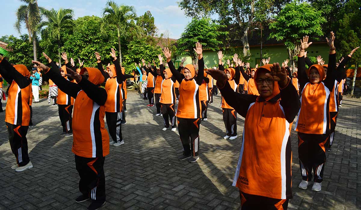Sejumlah warga lanjut usia (lansia) mengikuti senam bersama di Kabupaten Magetan, Jawa Timur, Senin (29/5/2023).