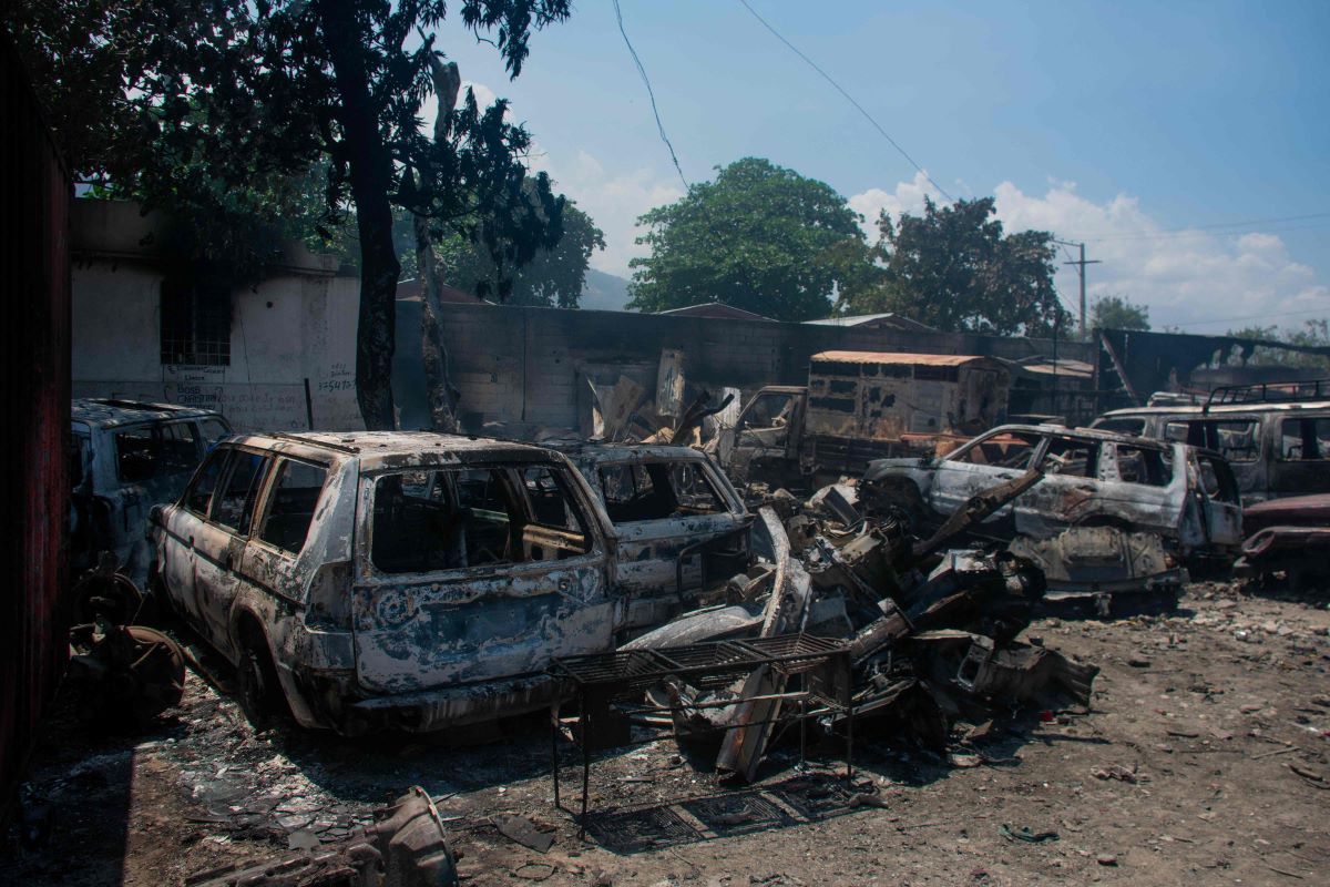 Sisa-sisa mobil yang terbakar seusai kerusuhan di Haiti.