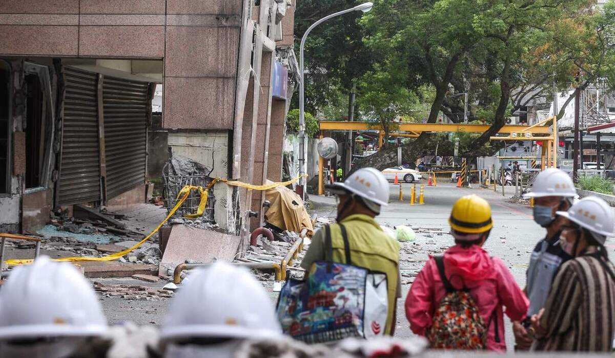 Warga dan petugas di tengah pencarian 18 korban hilang akibat gempa Taiwan.