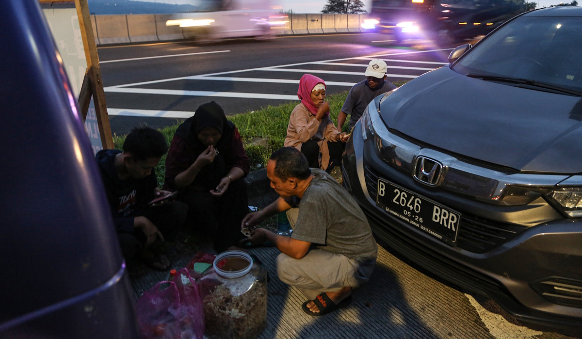 Pemudik menyantap hidangan saat berbuka puasa di depan Rest Area 429 Jalan Tol Semarangn - Bawen, Ungaran, Kabupaten Semarang 