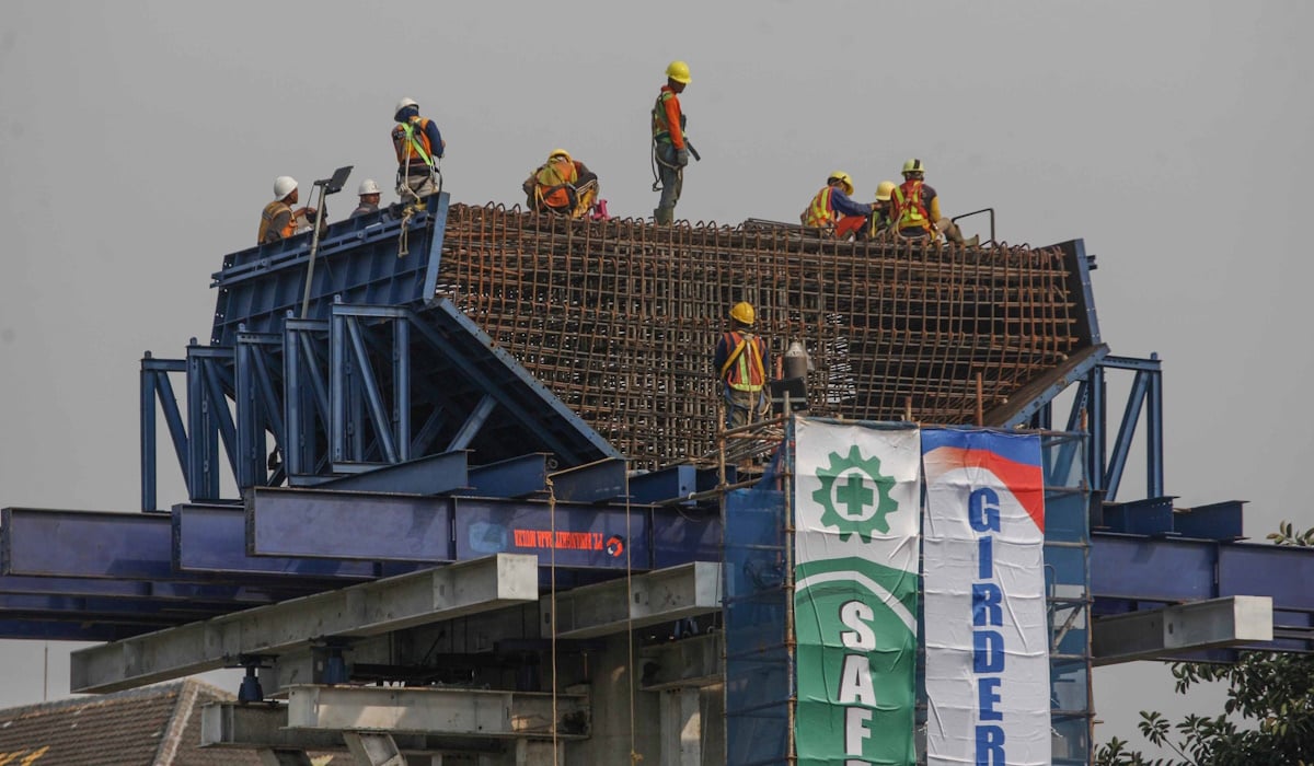 Ilustrasi: aktivitas para pekerja menggarap proyek pembangunan jalan tol Harbour Road II Ancol Timur- Pluit 