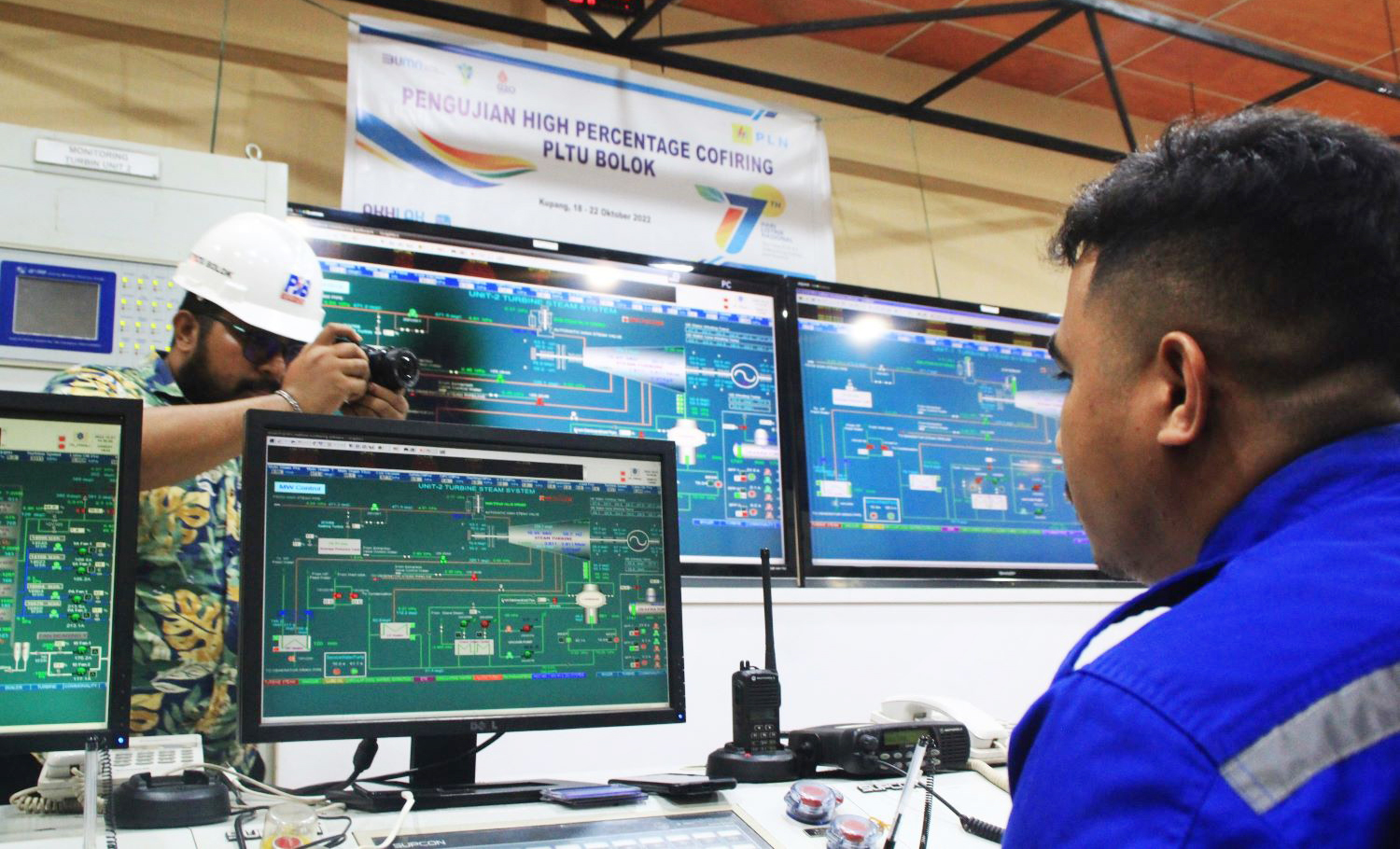 Petugas memantau proses co-firing.