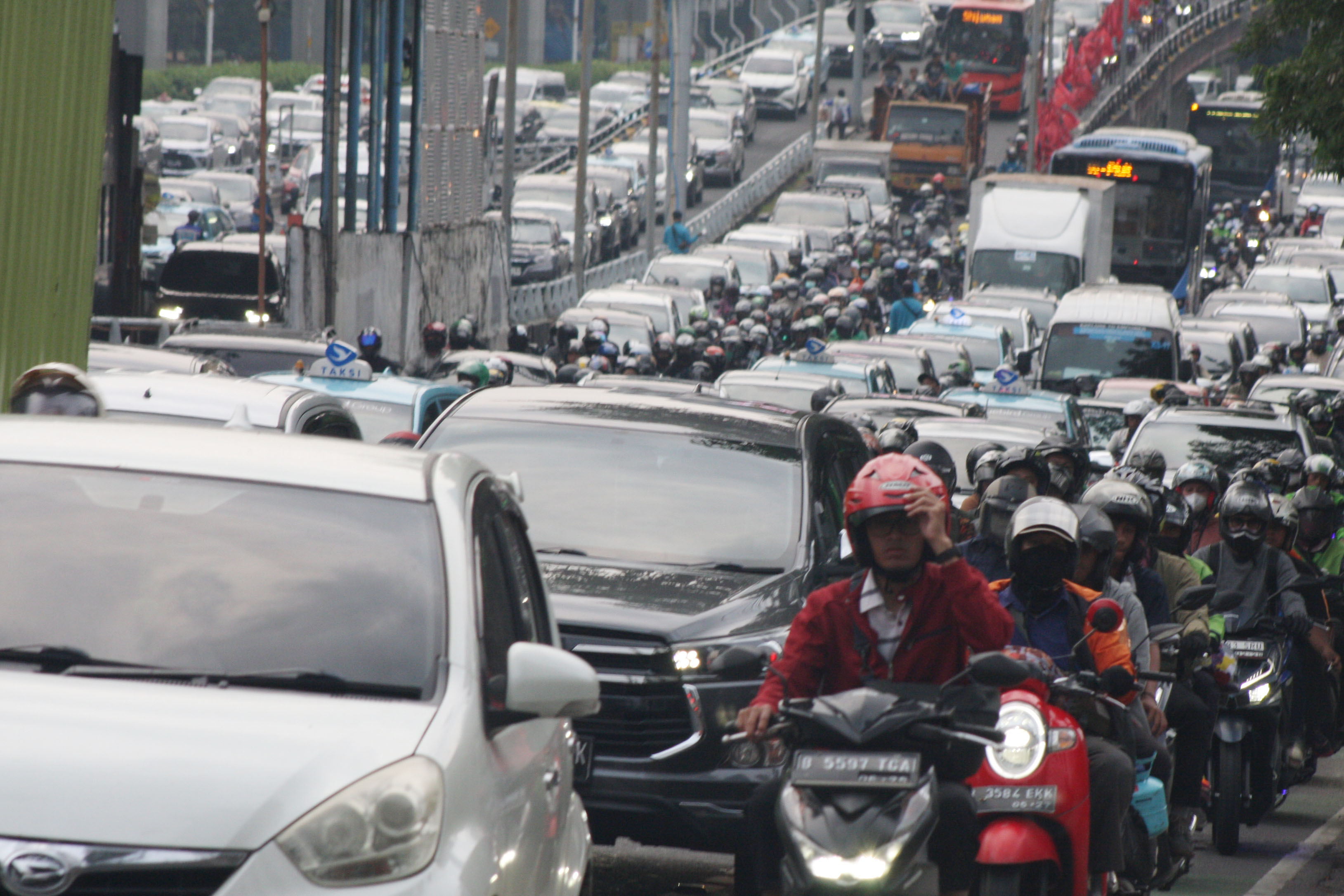 Pengendara kendaraanroda Empat dan Roda dua terjebak macet saat arus balik jam kantor di Jalan Gatot Subroto, Jakarta, Kamis (28/12/2023)