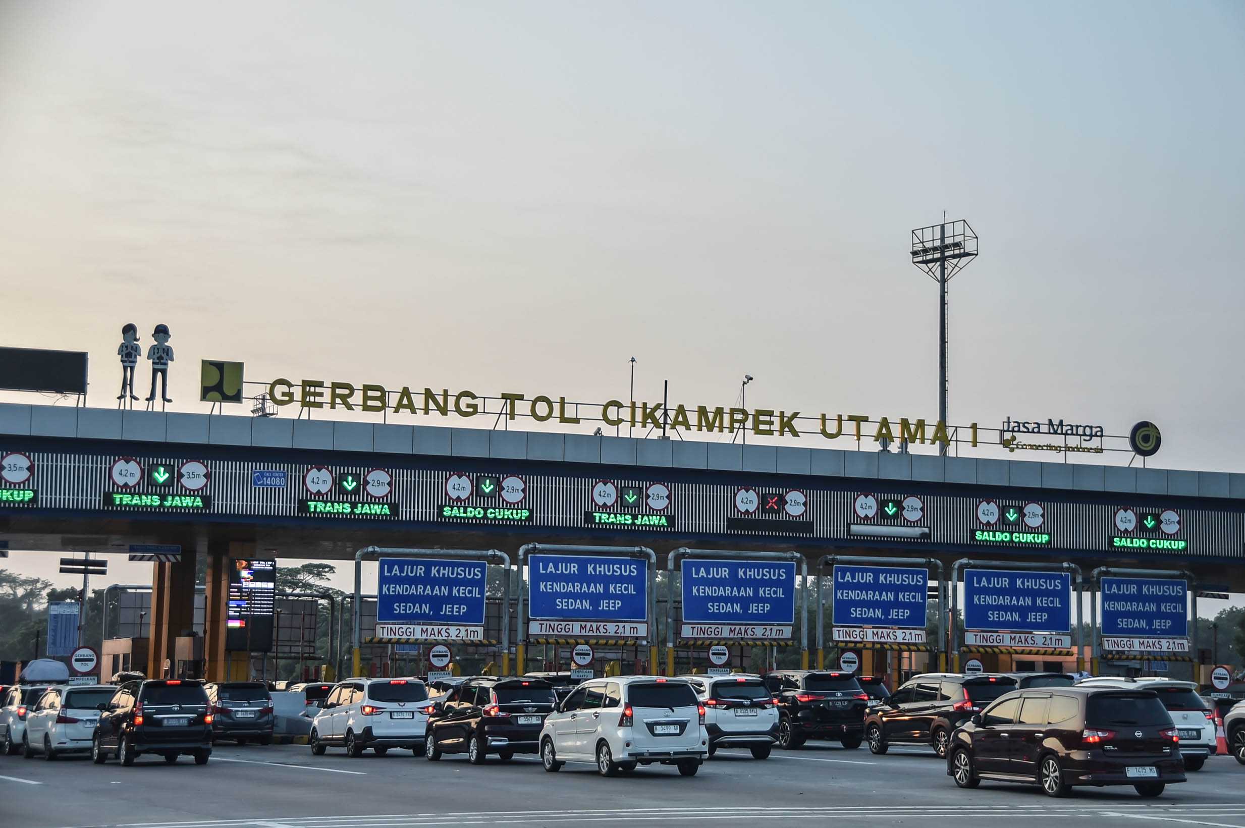 Sejumlah kendaraan melintas di Gerbang Tol Cikampek Utama