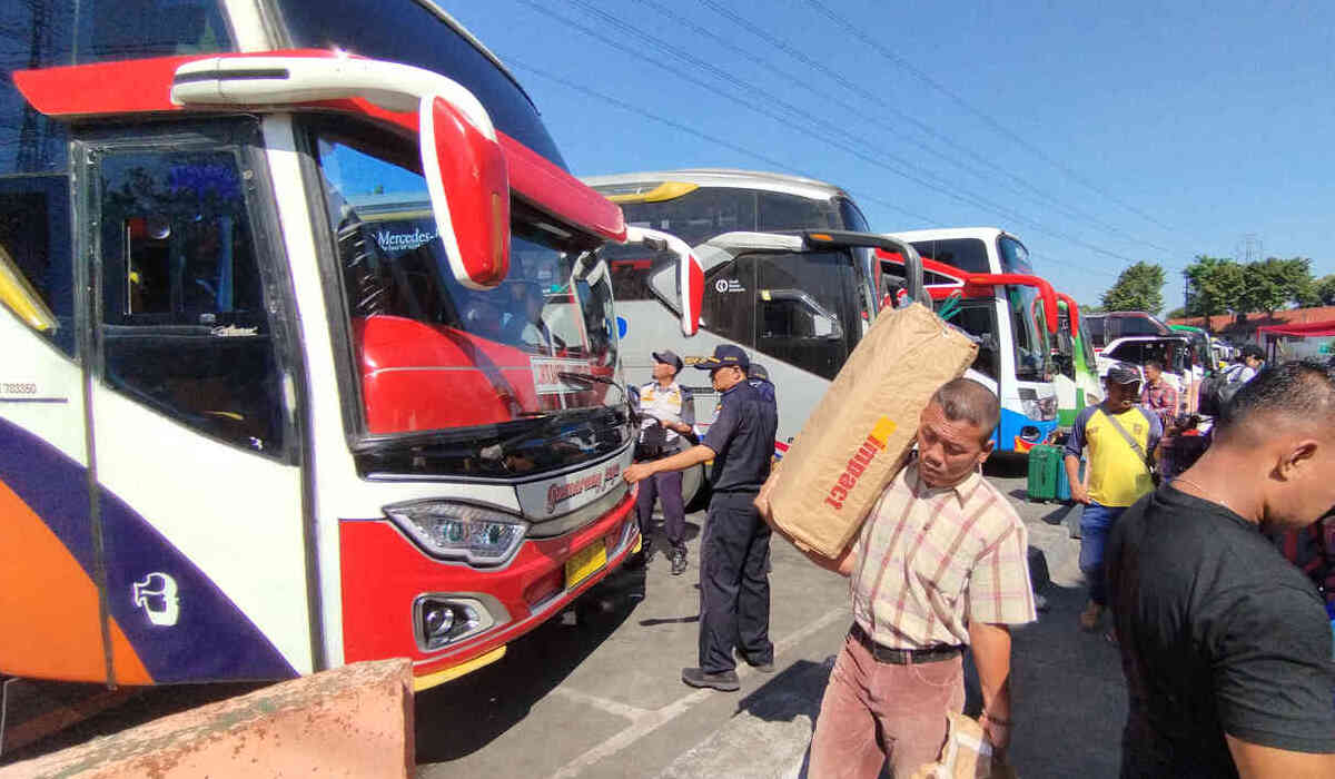 Warga yang kembali dari mudik, di terminal Kampung Rambutan, Jakarta.