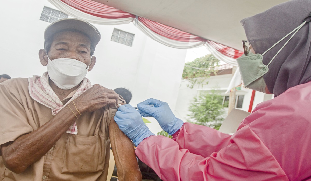Petugas medis menyuntikkan vaksin covid-19 kepada warga di Dinas Kesehatan Karawang, Jawa Barat.