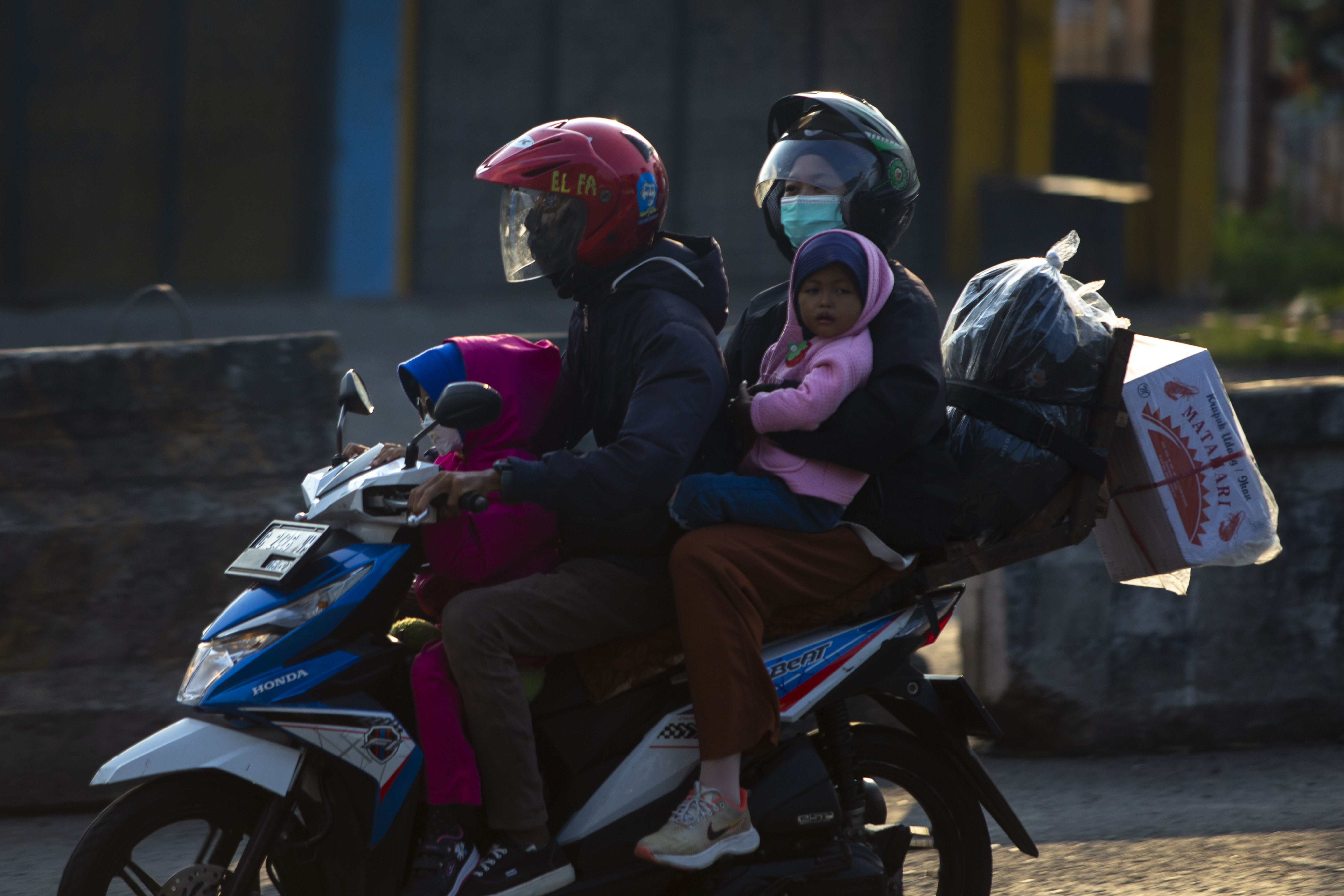 Pemudik bersepeda motor melintas di jalan raya pantura, Indramayu