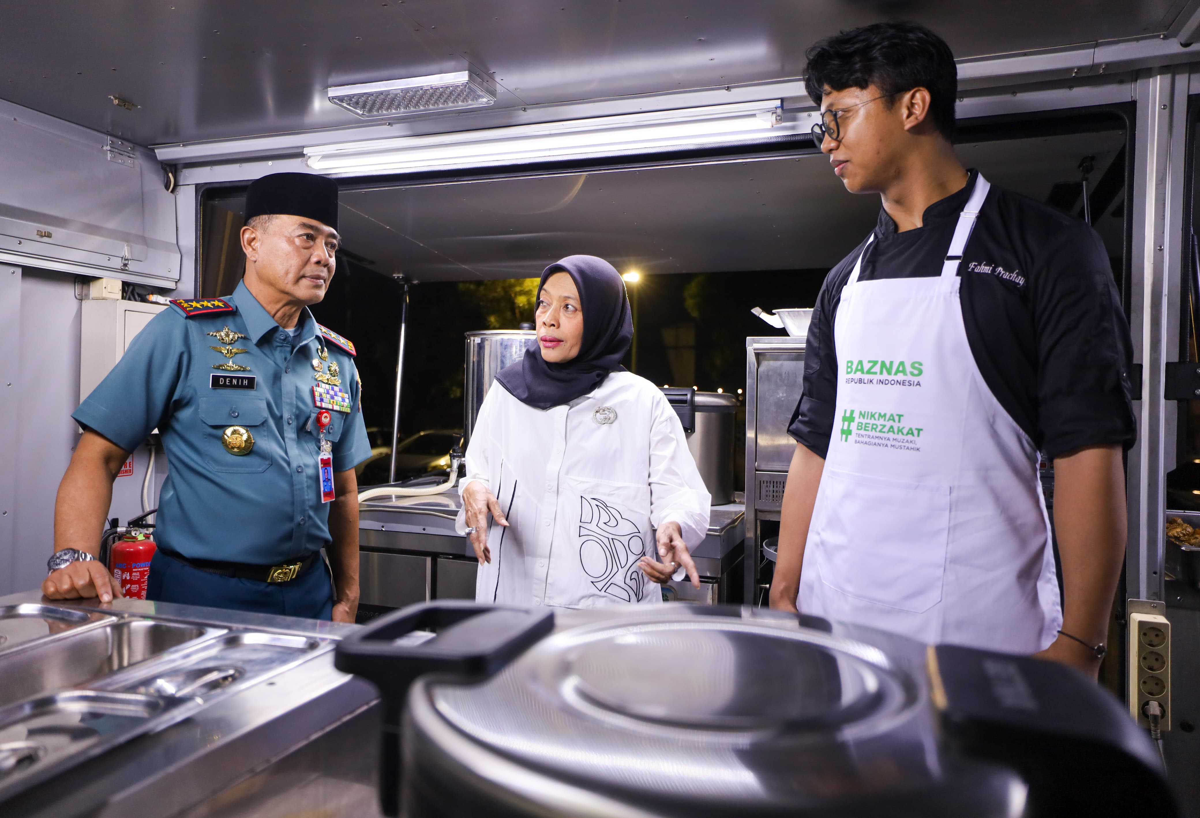 Badan Amil Zakat Nasional (BAZNAS) RI bekerja sama dengan TNI AL menggelar buka puasa bersama dengan komunitas ojek online