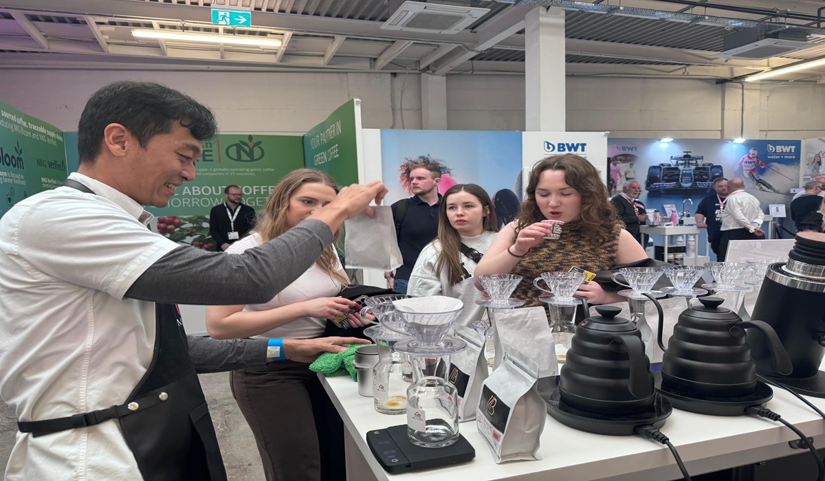 Pengunjung mencoba kopi Indonesia di Paviliiun Indonesia saat pameran The London Coffee Festival 2024.