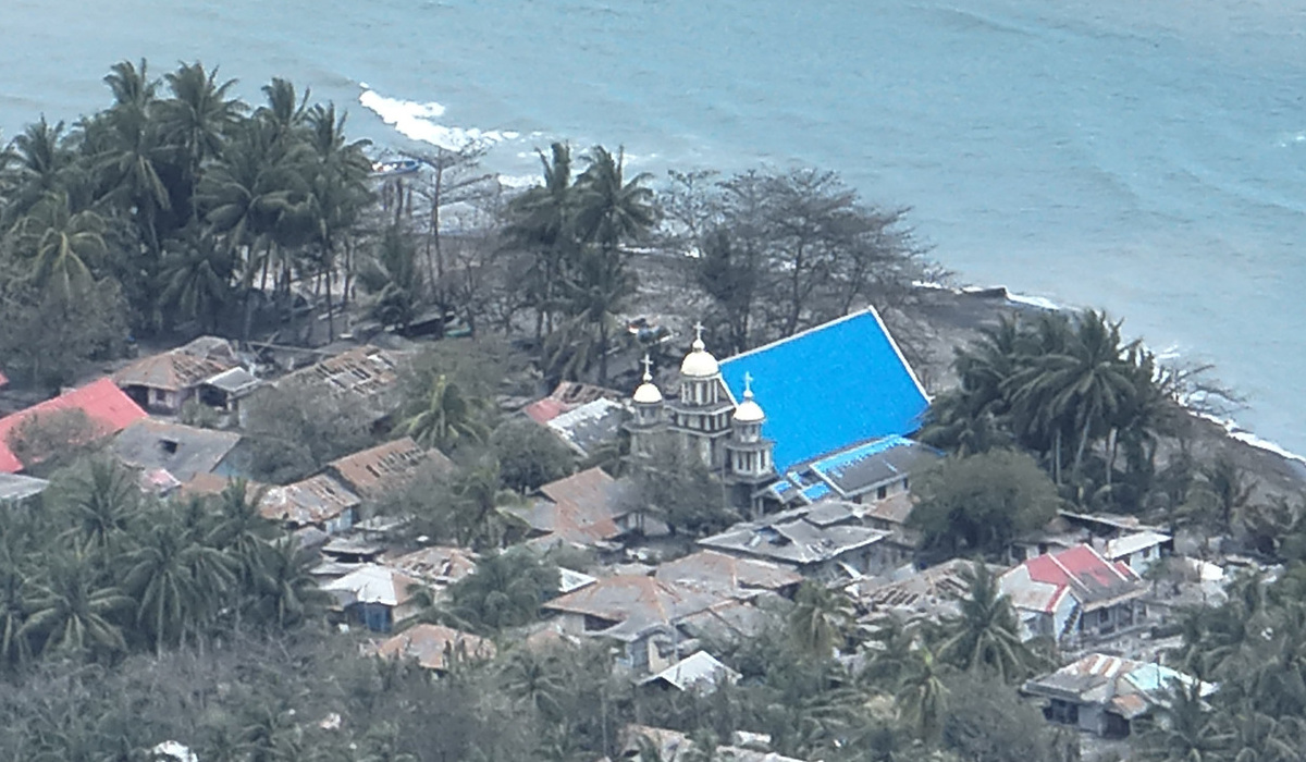 Foto udara memperlihatkan kondisi permukiman di desa Laingpatehi yang telah dikosongkan yang berlokasi di sebelah barat kaki Gunung Ruang.