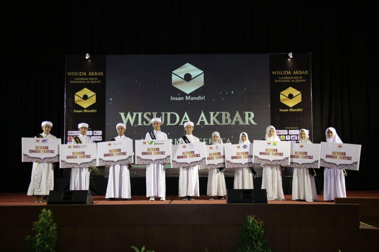  Wisudawan/Wisudawati  terbaik yang mendapatkan hadiah ibadah Umroh gratis.