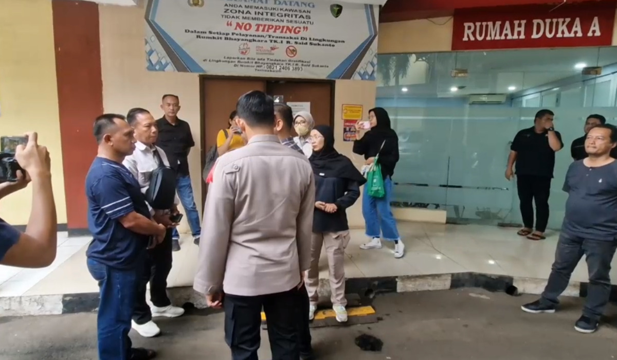 Keluarga Brigadir RA yang diduga bunuh diri di kawasan Jakarta Selatan.