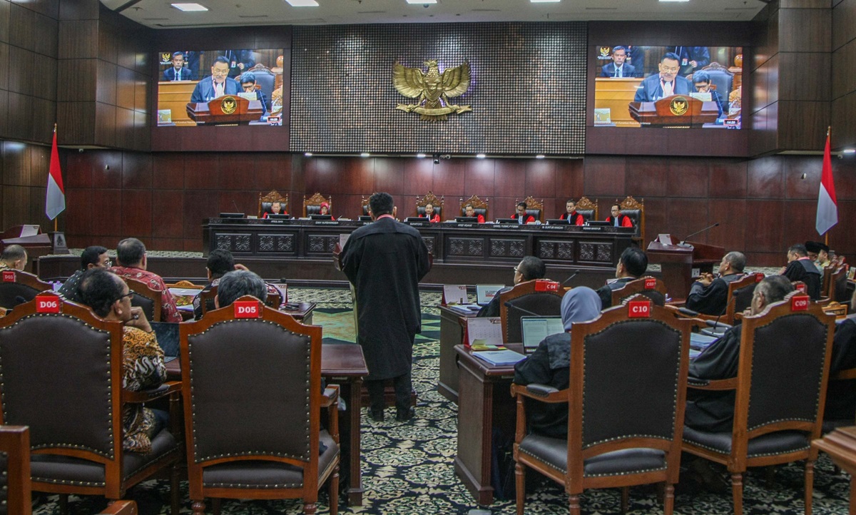 Pakar Hukum Universitas Brawijaya Aan Eko Widiarto mengungkapkan kekhawatirannya bila MK hanya bisa memeriksa dan mengadili pemilu