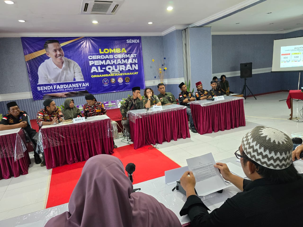 Setiap peserta lomba tampak bersemangat menjawab sejumlah pertanyaan yang diberikan tiga dewan juri. 