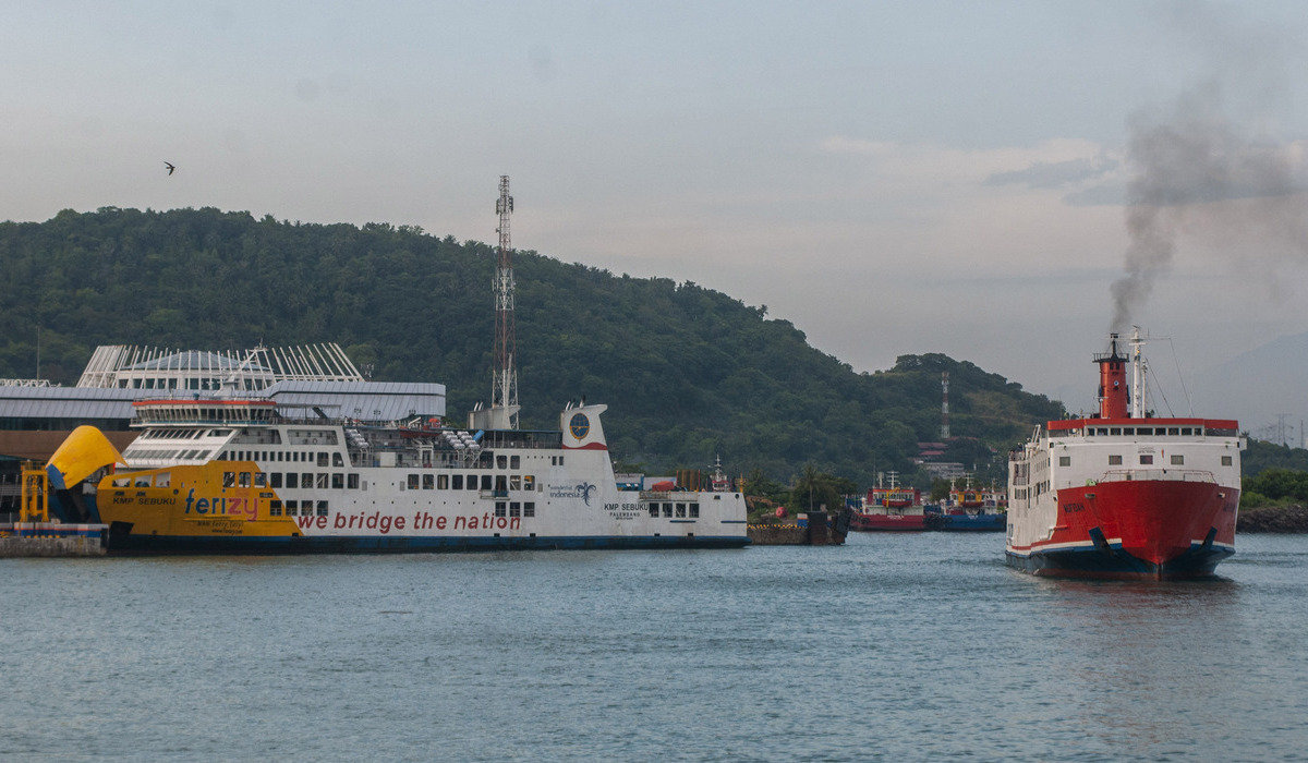 Sejumlah kapal Ferry yang hendak berlabuh berada di kawasan penyeberangan Merak-Bakauheni.