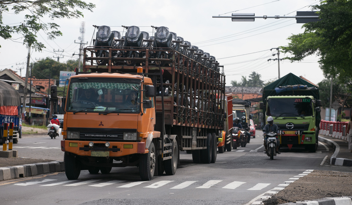 Ilustrasi mobil angkutan barang.