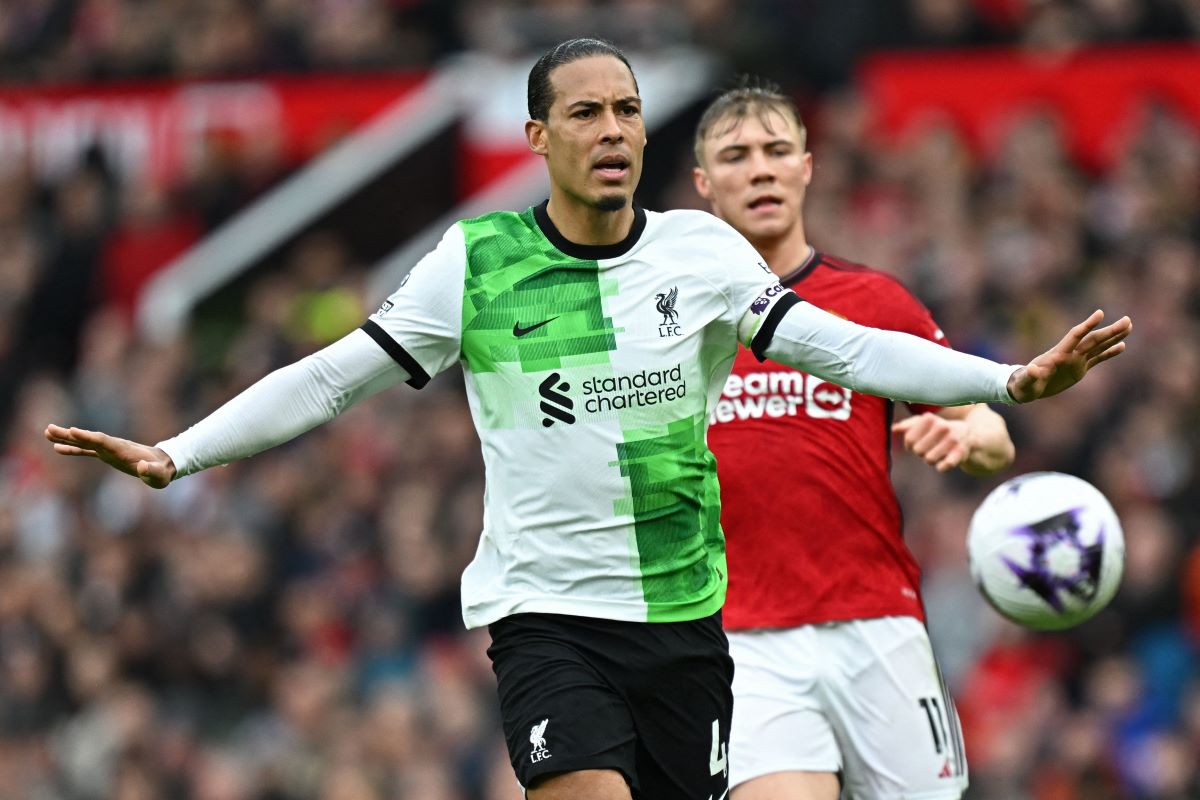 Virgil van Dijk mengamankan bola dari pemain Manchester United.