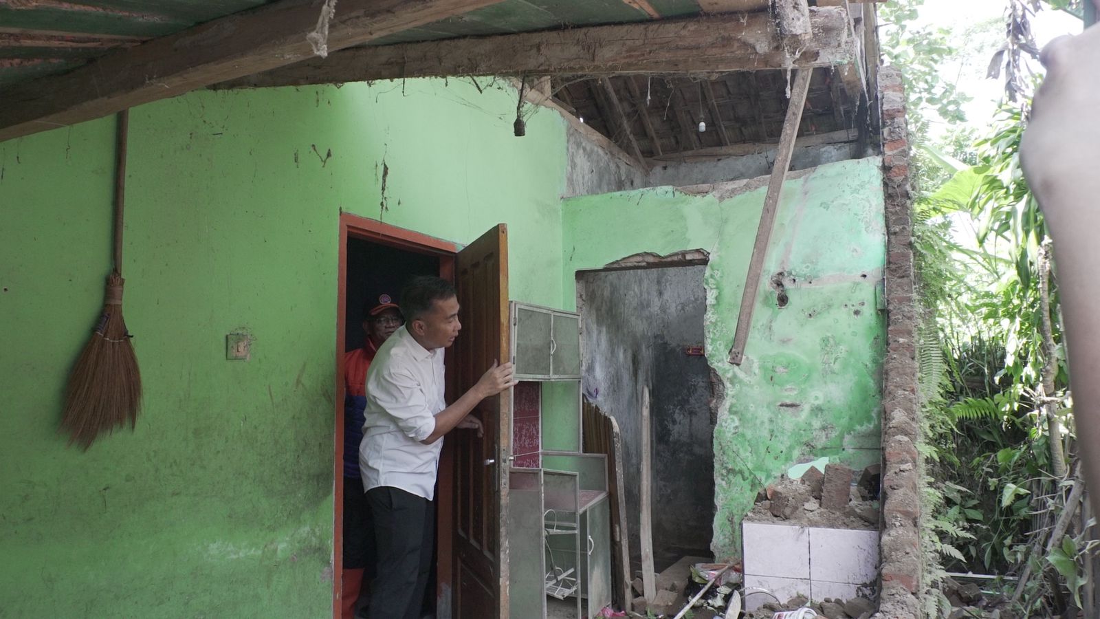 Penjabat Gubernur Jawa Barat Bey Machmudin mengunjungi salah satu rumah yang terdampak gempa. 