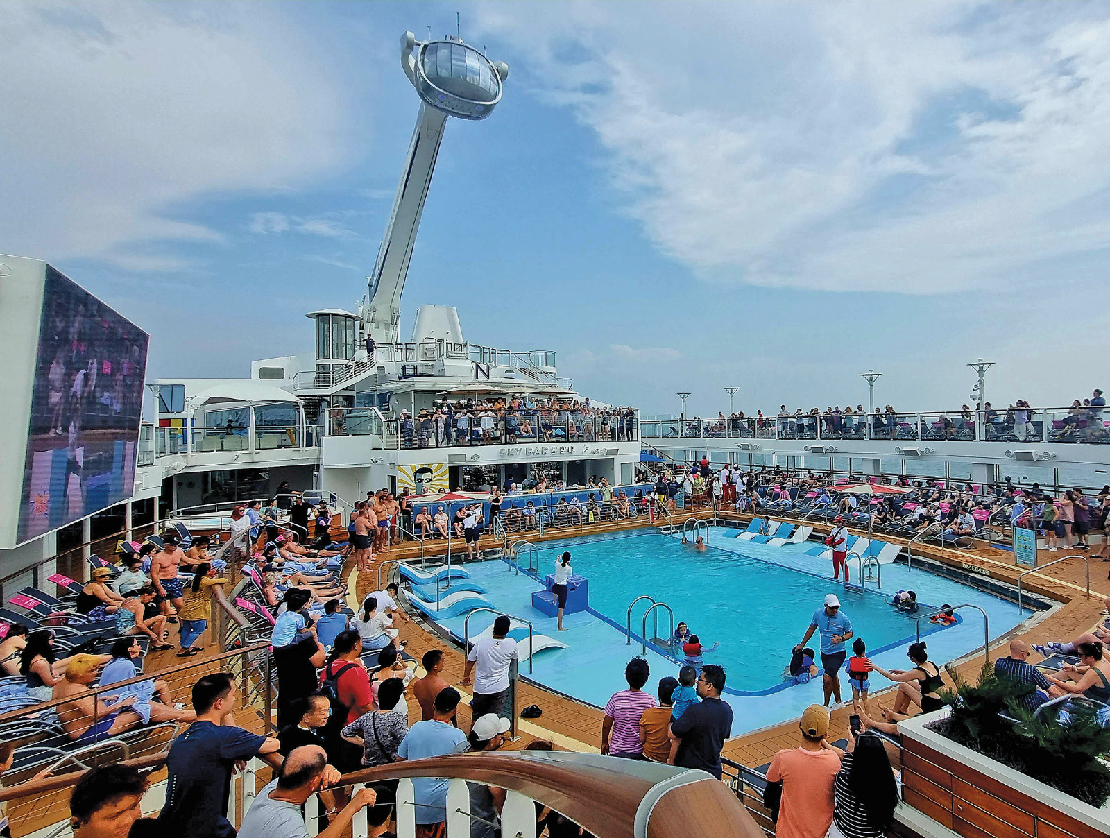 Kemeriahan di kolam renang yang berada di dek kapal pesiar.