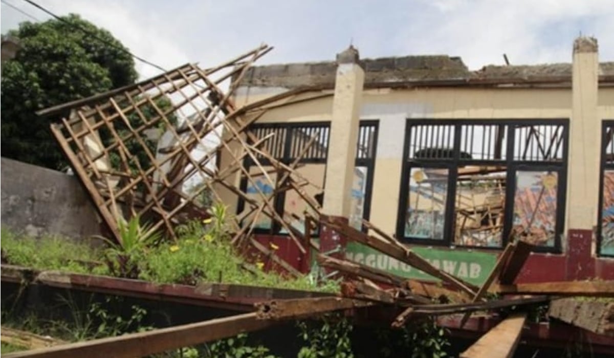Gedung Sekolah Dasar Negeri (SDN) Kedaung 01 Sawangan, yang roboh ditiup angin puting beliung.