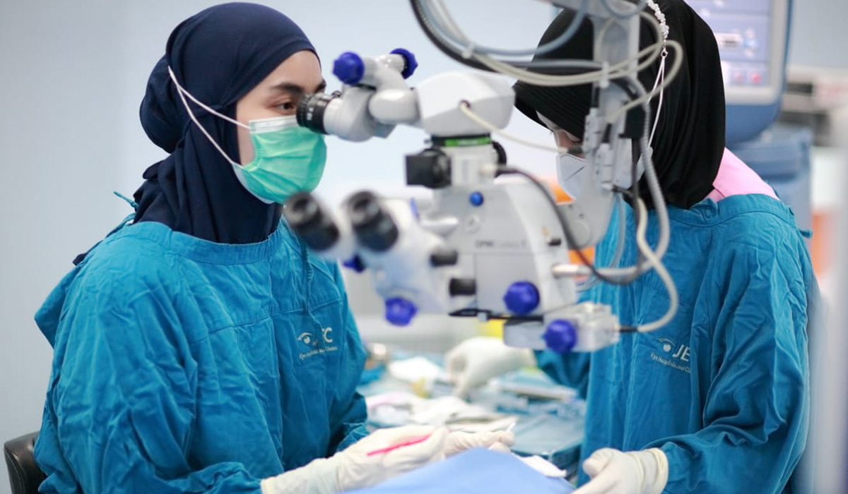 Tim dokter bedah mata RS Mata JEC Candi @ Semarang sedang melakukan tindakan operasi mata Katarak kepada pasien.