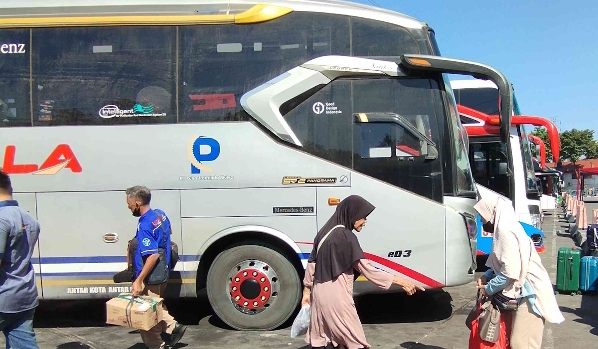 Ilustrasi: calon penumpang yang berkesempatan mudik lebih awal, mulai memadati terminal Kampung Rambutan 