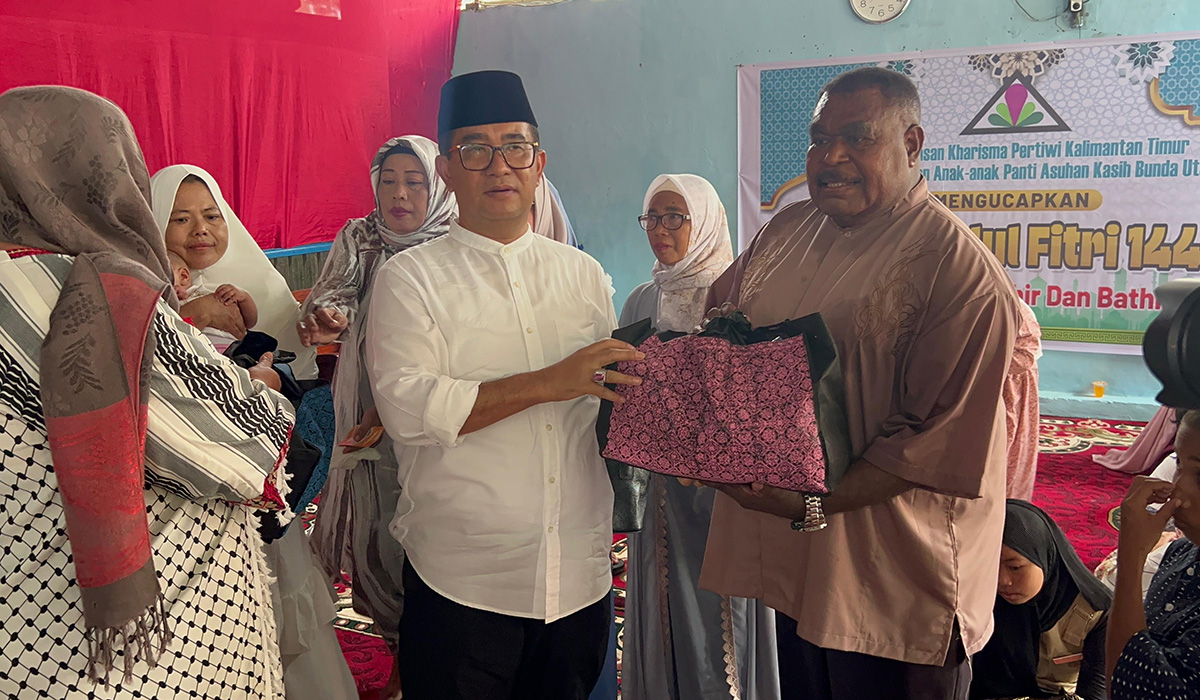  Pj Gubernur Kalimantan Timur Akmal Malik (kiri) memberi bantuan ke panti asuhan saat Hari Raya Idul Fitri, Rabu (10/4).