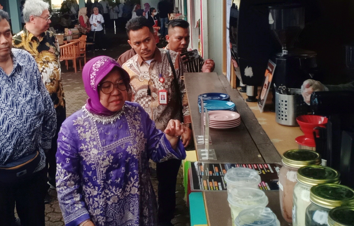 Menteri Sosial Tri Rismaharini mengunjungi salah satu gerai di  Sentra Kreasi Atensi, Lembang, Kabupaten Bandung Barat