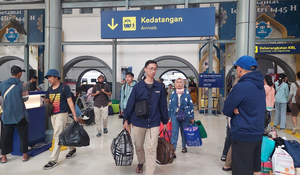 Puncak Arus Balik, Puluhan Ribu Orang Tiba di Stasiun Gambir dan Pasar Senen.